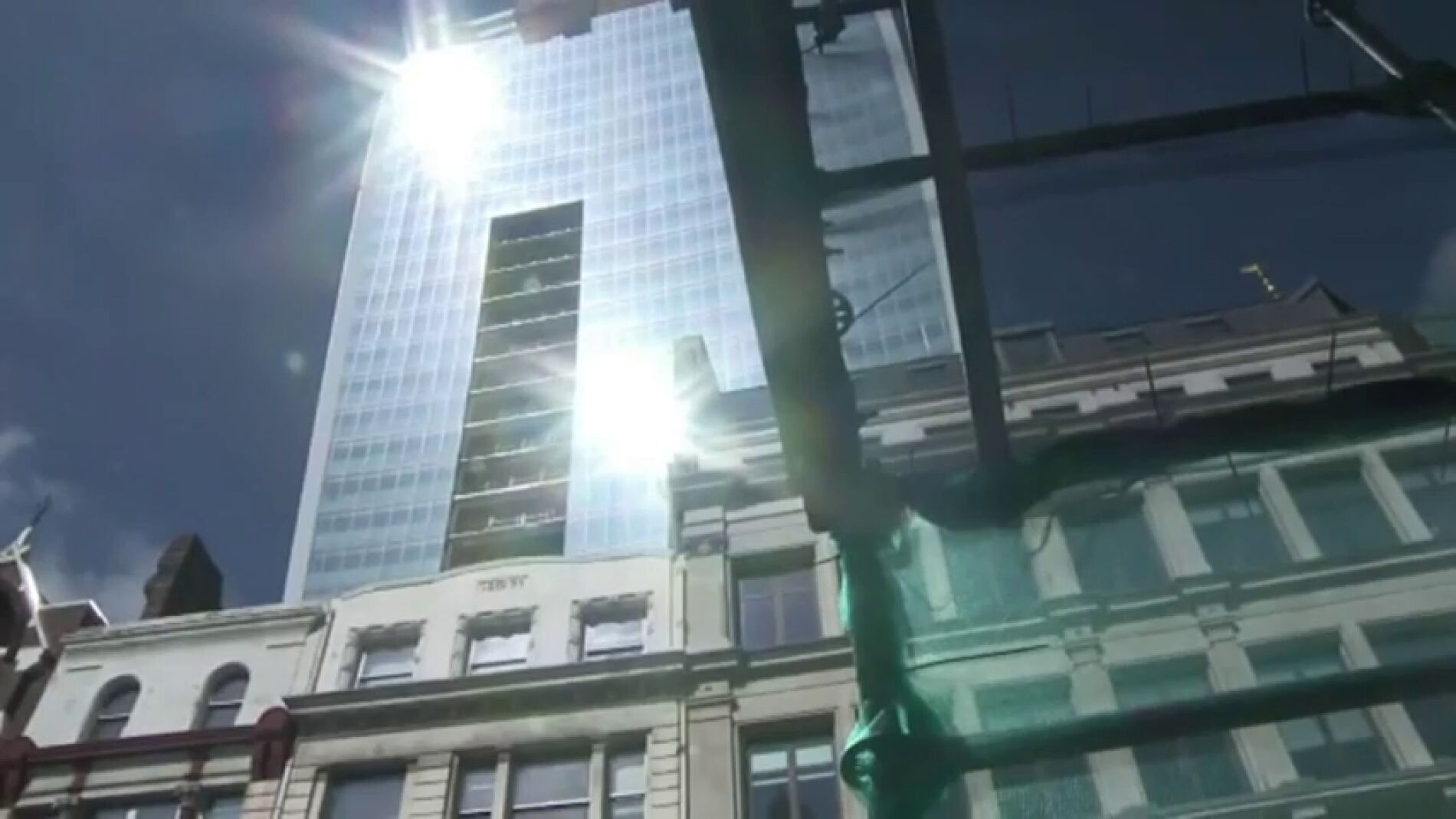 Frame 24.486419 de: La lista negra de los grandes edificios