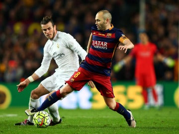 Iniesta controla un balón ante Gareth Bale