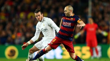 Iniesta controla un balón ante Gareth Bale