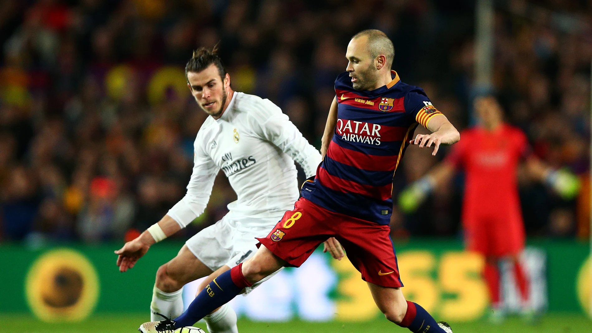 Iniesta controla un balón ante Gareth Bale Iniesta controla un balón ante Gareth Bale
