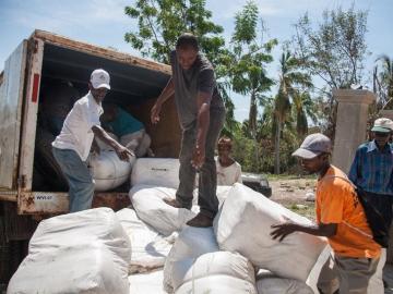 Cargamento de camiones con comida para ayuda humanitaria