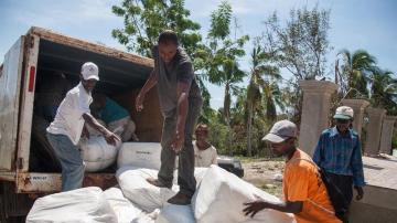 Cargamento de camiones con comida para ayuda humanitaria