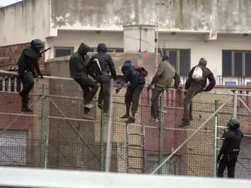 Inmigrantes tratando de saltar la valla de Melilla | Archivo Inmigrantes tratando de saltar la valla de Melilla | Archivo