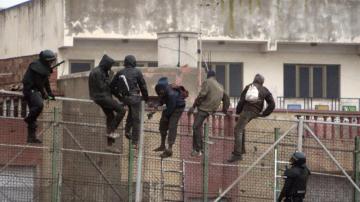 Inmigrantes tratando de saltar la valla de Melilla | Archivo