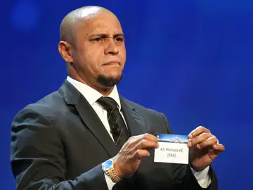 Roberto Carlos saca el nombre de un equipo en el sorteo de Champions Roberto Carlos saca el nombre de un equipo en el sorteo de Champions