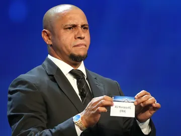 Roberto Carlos saca el nombre de un equipo en el sorteo de Champions Roberto Carlos saca el nombre de un equipo en el sorteo de Champions