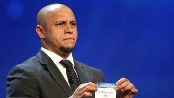 Roberto Carlos saca el nombre de un equipo en el sorteo de Champions