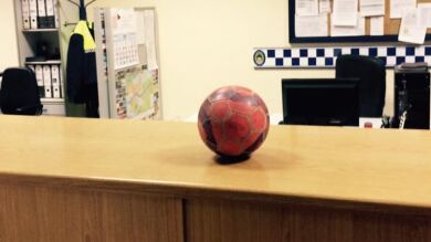 El alcalde de un pueblo almeriense inicia una campaña para requisar los balones a los niños que jueguen en la calle