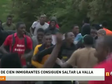 Frame 13.051703 de: Un centenar de inmigrantes saltan la valla de Melilla y logran entrar en suelo español Frame 13.051703 de: Un centenar de inmigrantes saltan la valla de Melilla y logran entrar en suelo español