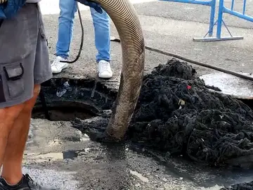 Un tapón de 350 kilos de toallitas higiénicas provoca el desbordamiento de un colector en Murcia Un tapón de 350 kilos de toallitas higiénicas provoca el desbordamiento de un colector en Murcia