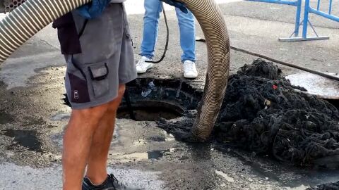 Un tap&oacute;n de 350 kilos de toallitas higi&eacute;nicas provoca el desbordamiento de un colector en Murcia