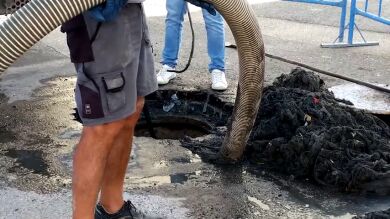 Un tapón de 350 kilos de toallitas higiénicas provoca el desbordamiento de un colector de alcantarillado en Murcia