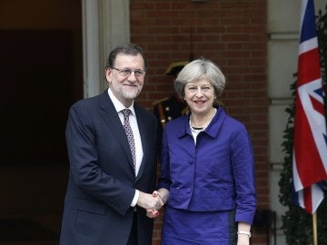 El presidente del Gobierno en funciones, Mariano Rajoy, y la primera ministra británica, Theresa May