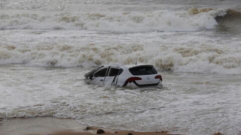 Un coche arrastrado hasta la playa de Vilassar de Mar (Barcelona)