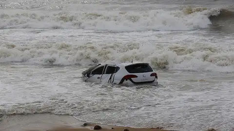 Un coche arrastrado hasta la playa de Vilassar de Mar (Barcelona) Un coche arrastrado hasta la playa de Vilassar de Mar (Barcelona)