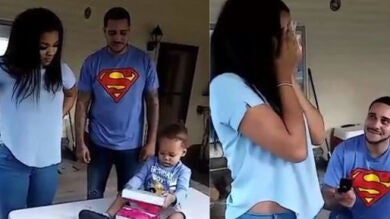 Padre e hijo colaboran en una proposición de matrimonio única