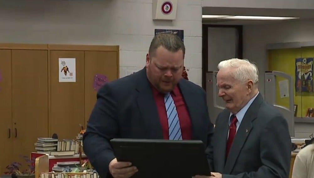 George Fricovsky y su nieto David Walsh se emocionan en el momento de la entrega del diploma