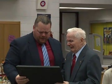 George Fricovsky y su nieto David Walsh se emocionan en el momento de la entrega del diploma