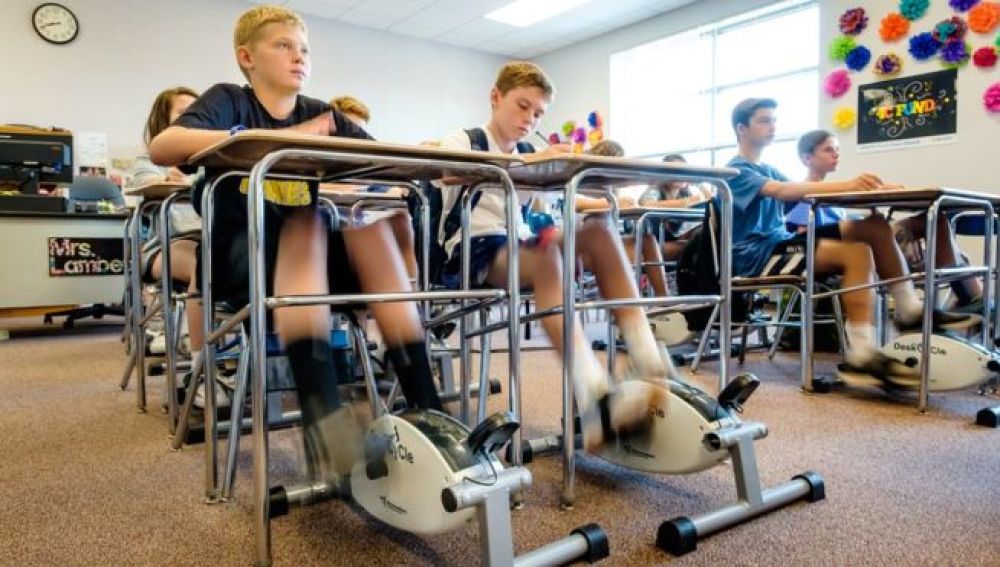 Alumnos dando pedales mientras están en clase