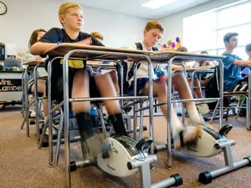 Alumnos dando pedales mientras están en clase Alumnos dando pedales mientras están en clase