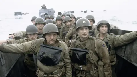 Tom Sizemore y Tom Hanks en 'Salvar al soldado Ryan' Tom Sizemore, a la izquierda de Tom Hanks en 'Salvar al soldado Ryan'