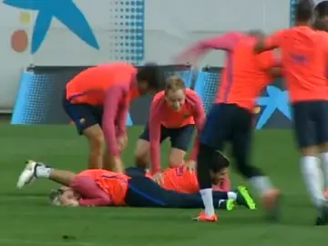 Messi y Suárez, en el suelo tras perder un rondo Messi y Suárez, en el suelo tras perder un rondo