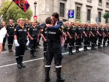 La pareja celebra feliz delante de los militares su futuro matrimonio La pareja celebra feliz delante de los militares su futuro matrimonio