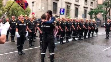 La petición de matrimonio de un militar durante el día de la Hispanidad
