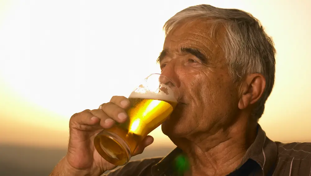 Hombre bebiendo cerveza