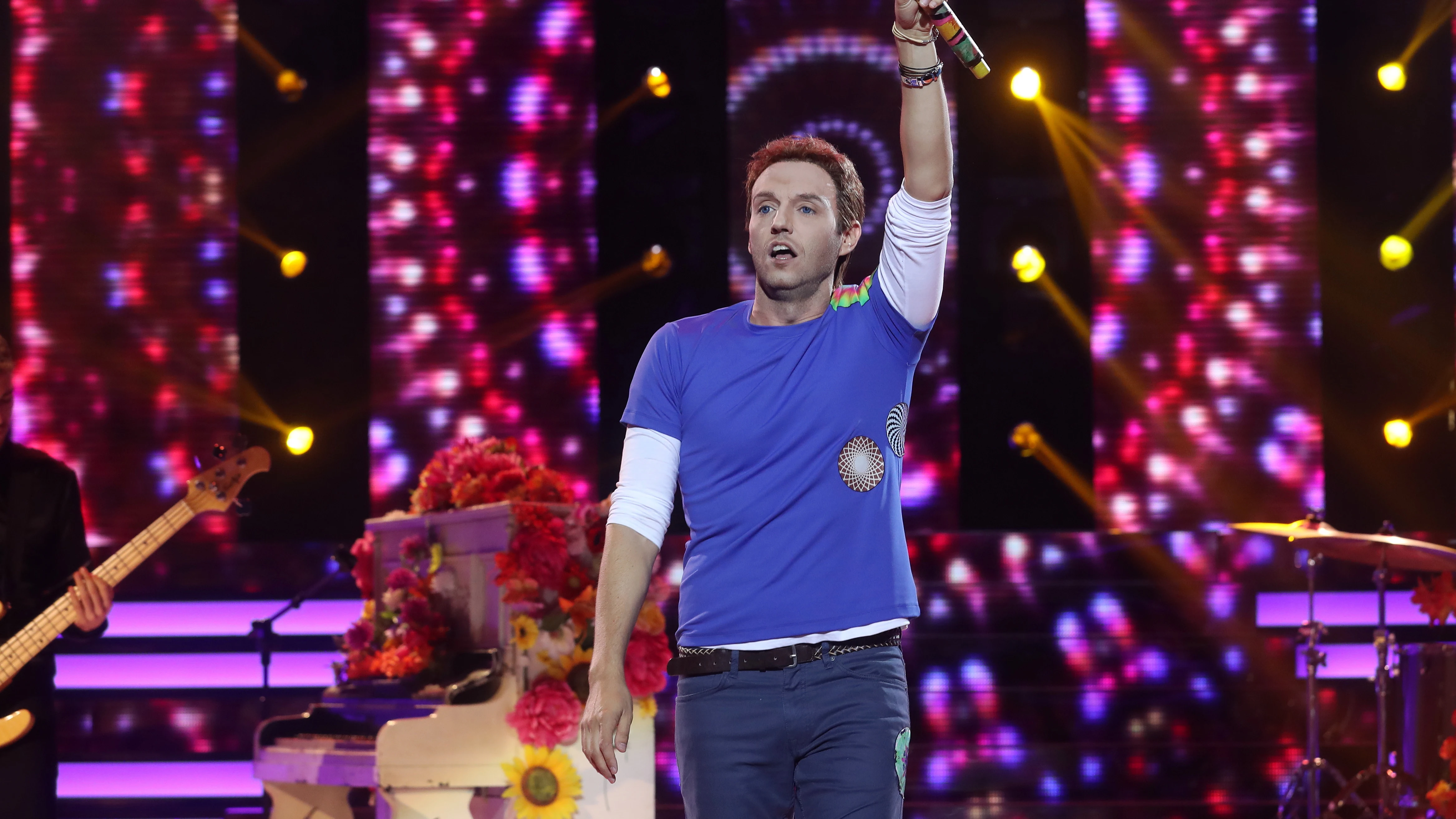 David Guapo se pone en la piel de Chris Martin acompañado de un piano para interpretar "Hymn of the weekend"