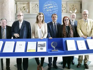 El presidente del Grupo Planeta José Creuheras junto a los miembros del jurado El presidente del Grupo Planeta José Creuheras junto a los miembros del jurado