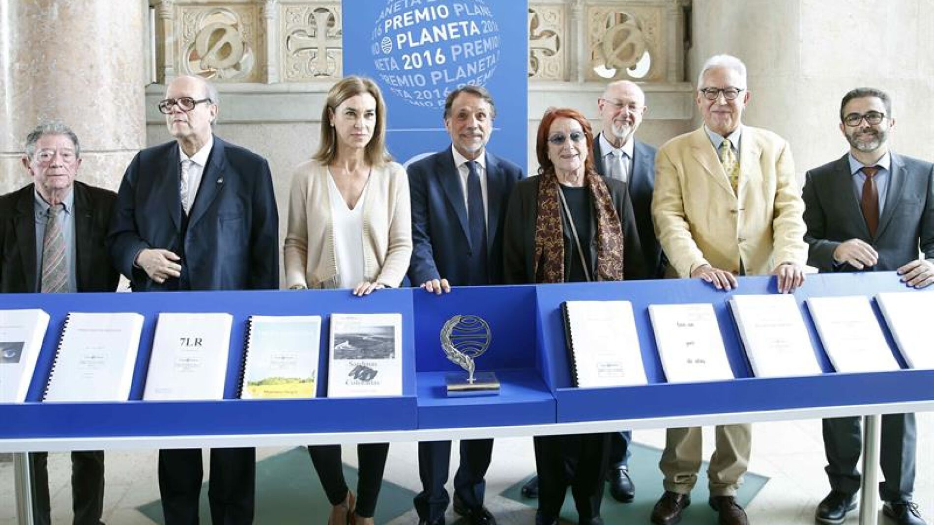  El presidente del Grupo Planeta Jos&eacute; Creuheras junto a los miembros del jurado