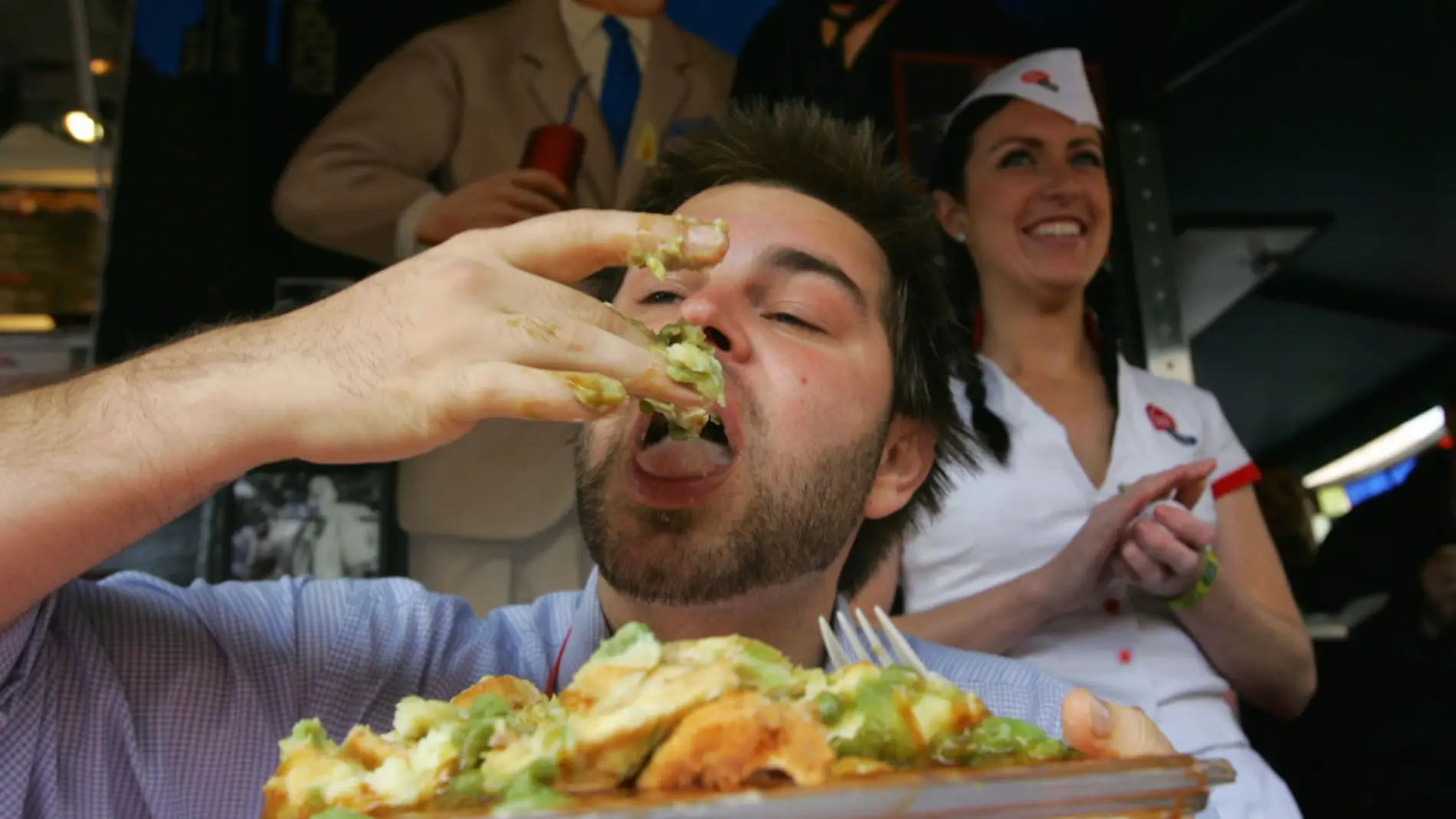 Hombre comiendo