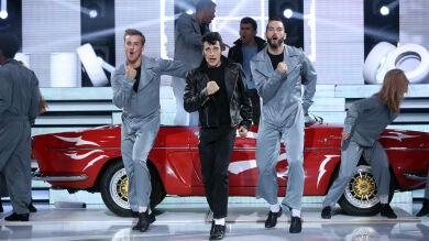 Blas Cantó se mete en la piel de John Travolta y canta 'Greased lightning'