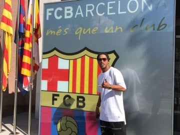 Ronaldinho, a su llegada a las oficinas del club