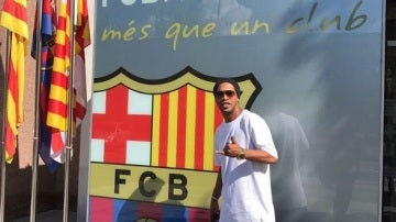 Ronaldinho, a su llegada a las oficinas del club