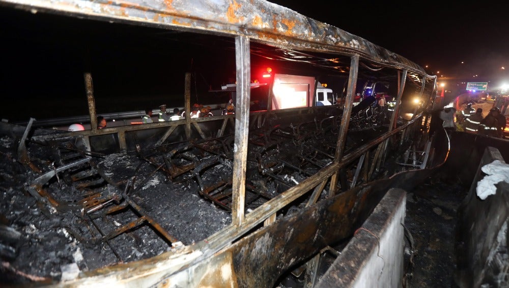 El autobús incendiado tras sufrir un accidente en la autopista Gyeongbu