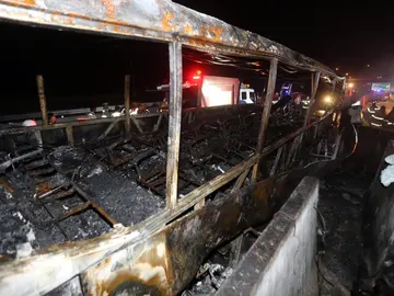 El autobús incendiado tras sufrir un accidente en la autopista Gyeongbu El autobús incendiado tras sufrir un accidente en la autopista Gyeongbu