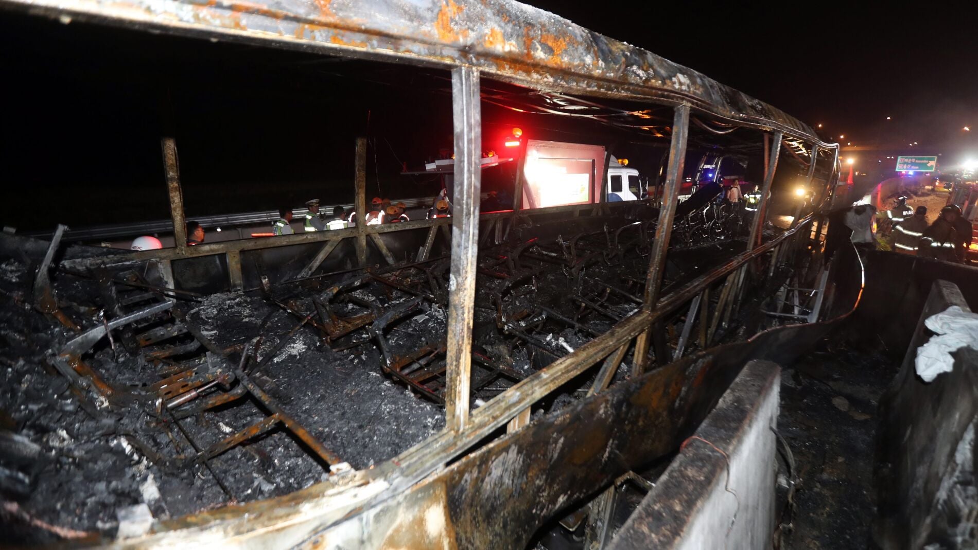 El autob&uacute;s incendiado tras sufrir un accidente en la autopista Gyeongbu