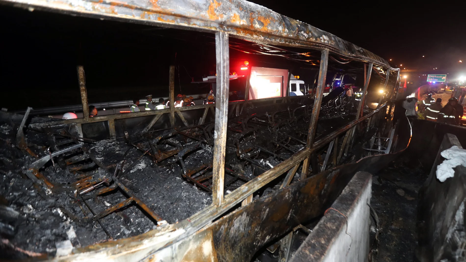 El autobús incendiado tras sufrir un accidente en la autopista Gyeongbu El autobús incendiado tras sufrir un accidente en la autopista Gyeongbu