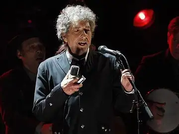Bob Dylan se enfada con uno de sus fans por intentar grabar su tropiezo Bob Dylan se enfada con uno de sus fans por intentar grabar su tropiezo