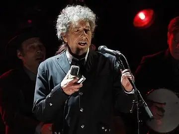 Bob Dylan se enfada con uno de sus fans por intentar grabar su tropiezo Bob Dylan se enfada con uno de sus fans por intentar grabar su tropiezo