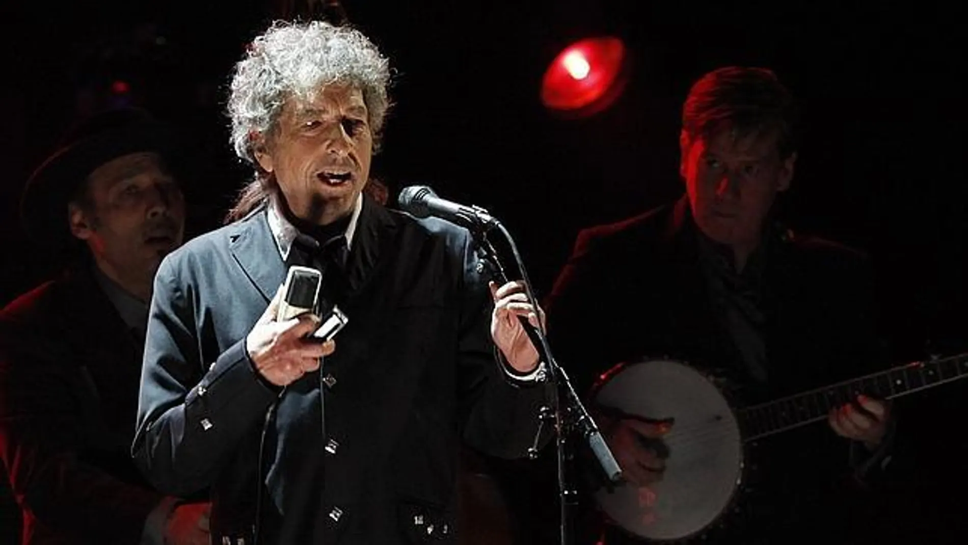 Bob Dylan se enfada con uno de sus fans por intentar grabar su tropiezo Bob Dylan se enfada con uno de sus fans por intentar grabar su tropiezo