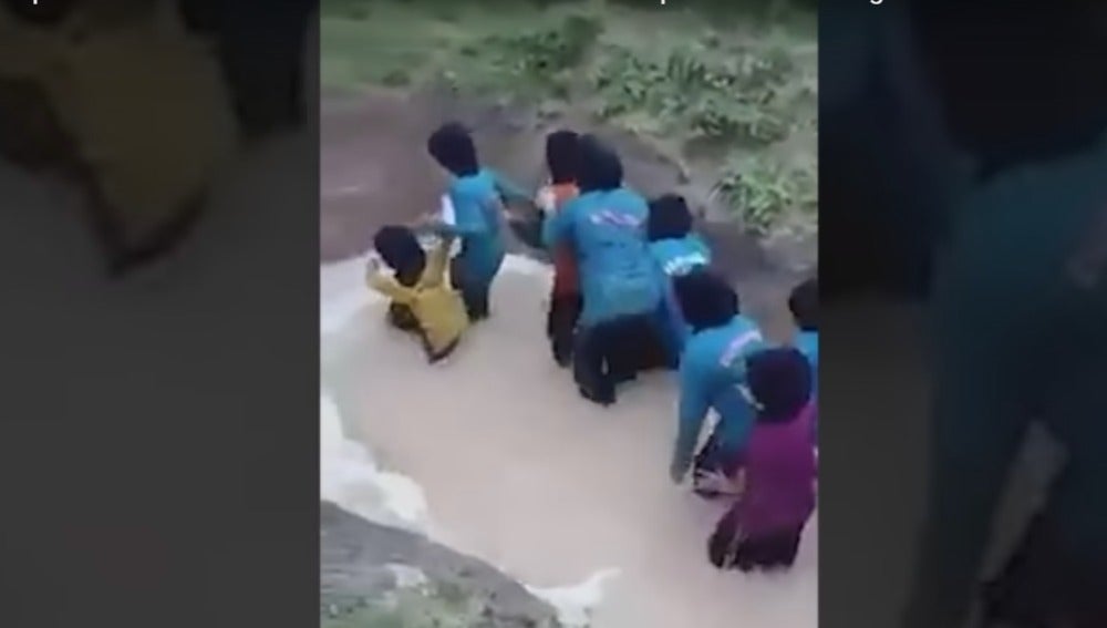 Las niñas intentando cruzar una charca con dos pitones dentro