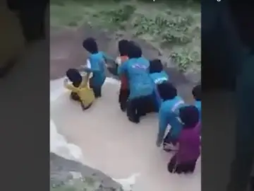 Las niñas intentando cruzar una charca con dos pitones dentro Las niñas intentando cruzar una charca con dos pitones dentro