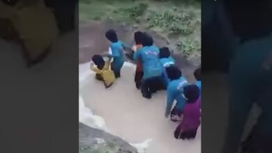 Suspenden a diez instructores que obligaban a las niñas a cruzar una charca con dos serpientes pitón