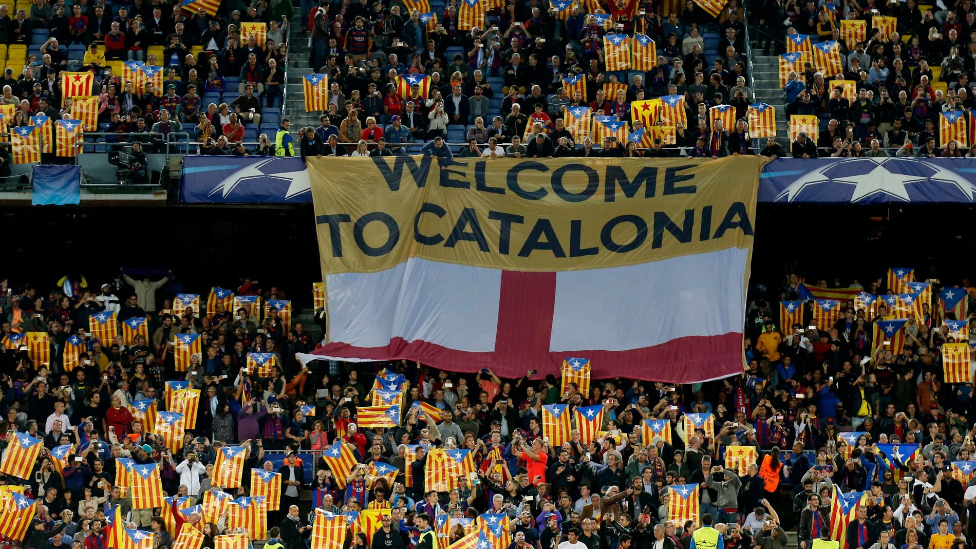 La pancarta 'Welcome to Catalonia' que se desplegó antes del partido