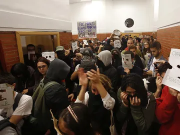 Jóvenes con la cara tapada intentan taponar la entrada de Felipe González en la UAM Jóvenes con la cara tapada intentan taponar la entrada de Felipe González en la UAM