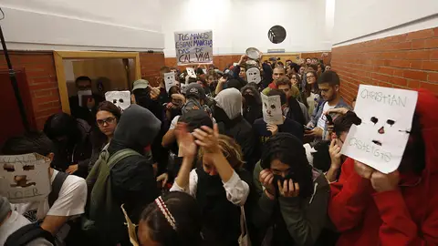 Jóvenes con la cara tapada intentan taponar la entrada de Felipe González en la UAM Jóvenes con la cara tapada intentan taponar la entrada de Felipe González en la UAM