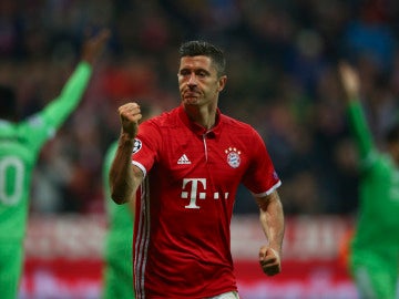 Lewandowski celebra su gol contra el PSV